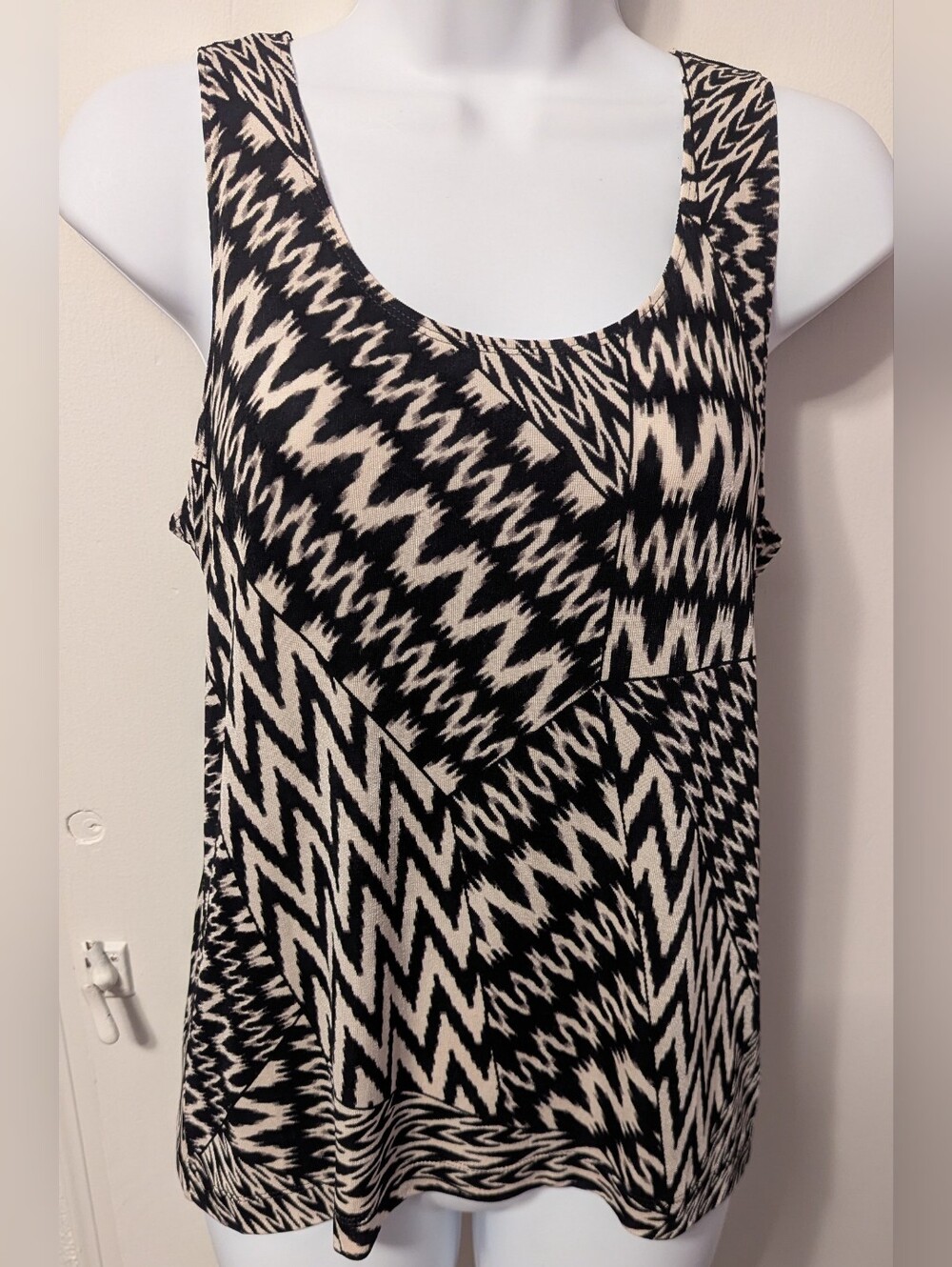 Travelers by Chico's Tank Top camisole Size 1 medium Sleeveless Layering Stretch